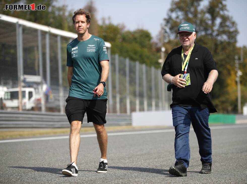 Foto zur News: Sebastian Vettel beim Trackwalk in Monza vor dem Grand Prix von Italian der Formel 1 2021 mit Vater Norbert Vettel