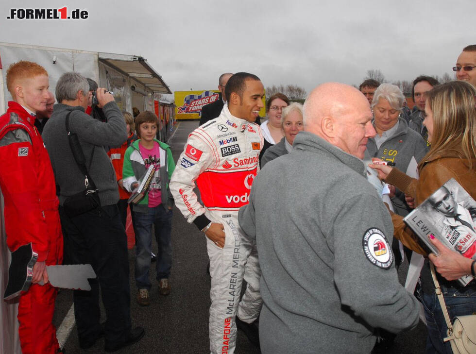 Foto zur News: 2009 auf der Kartbahn: George Russell (11), bittet Formel-1-Weltmeister Lewis Hamilton (McLaren) schüchtern um ein Autogramm