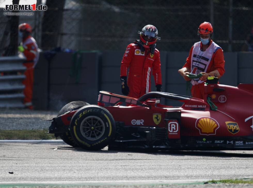 Foto zur News: Ferrari-Fahrer Carlos Sainz begutachtet seinen SF21 nach dem Unfall in der Ascari-Schikane im Training zum Grand Prix von Italien der Formel 1 2021 in Monza