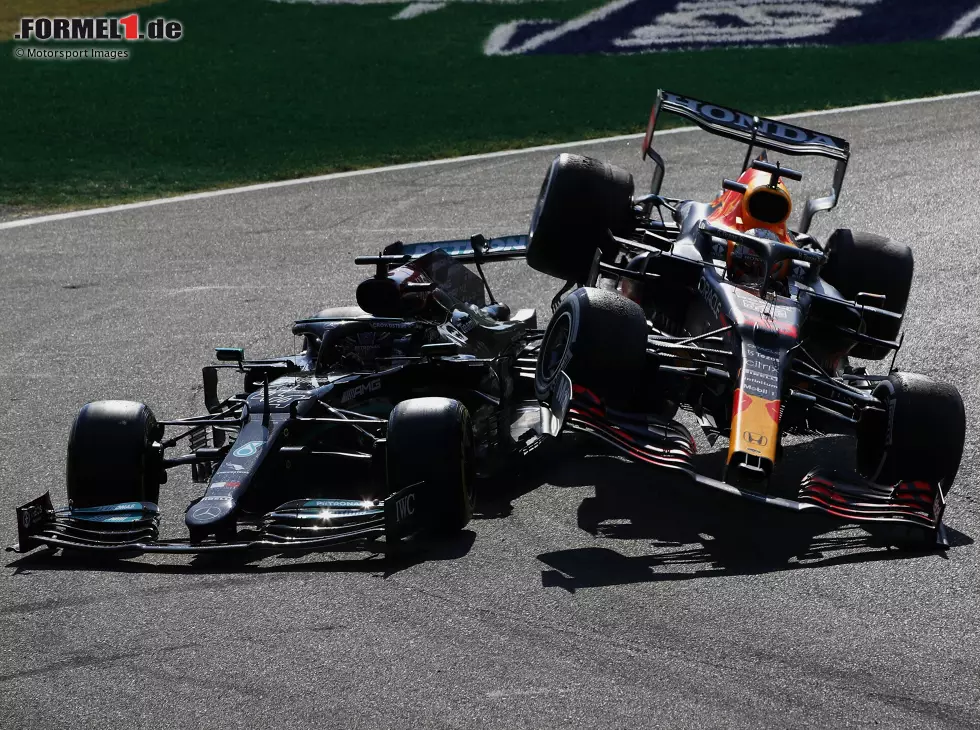 Der Unfall von Lewis Hamilton im Mercedes und Max Verstappen in Runde 26 beim Italien-Grand-Prix der Formel 1 2021 in Monza Foto zur News: Der Unfall von Lewis Hamilton im Mercedes und Max Verstappen in Runde 26 beim Italien-Grand-Prix der Formel 1 2021 in Monza