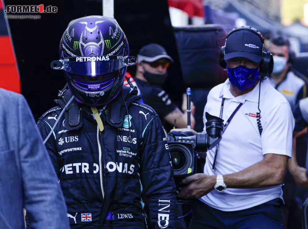 Lewis Hamilton (Mercedes) geht nach dem Crash mit Max Verstappen (Red Bull) beim Grand Prix von Italien in Monza 2021 enttäuscht zurück an die Box und wird dabei von einem Kameramann verfolgt Foto zur News: Lewis Hamilton (Mercedes) geht nach dem Crash mit Max Verstappen (Red Bull) beim Grand Prix von Italien in Monza 2021 enttäuscht zurück an die Box und wird dabei von einem Kameramann verfolgt