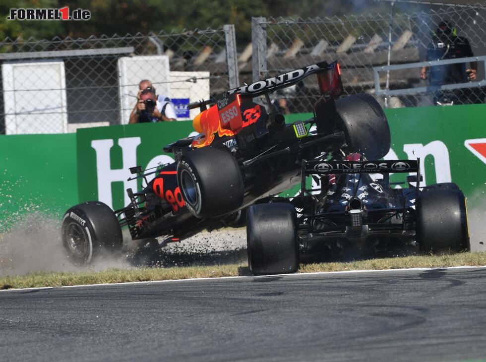 Foto zur News: Der schwere Unfall von Max Verstappen im Red Bull RB16B und Lewis Hamilton im Mercedes W12 beim Grand Prix von Italien der Formel 1 2021 in Monza