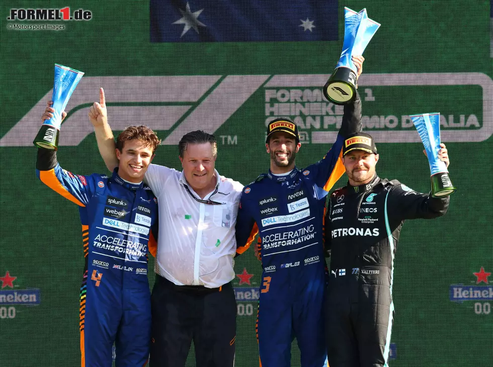 Die Siegerehrung beim Grand Prix von Italien in Monza 2021: Lando Norris, Zak Brown, Daniel Ricciardo, Valtteri Bottas Foto zur News: Die Siegerehrung beim Grand Prix von Italien in Monza 2021: Lando Norris, Zak Brown, Daniel Ricciardo, Valtteri Bottas