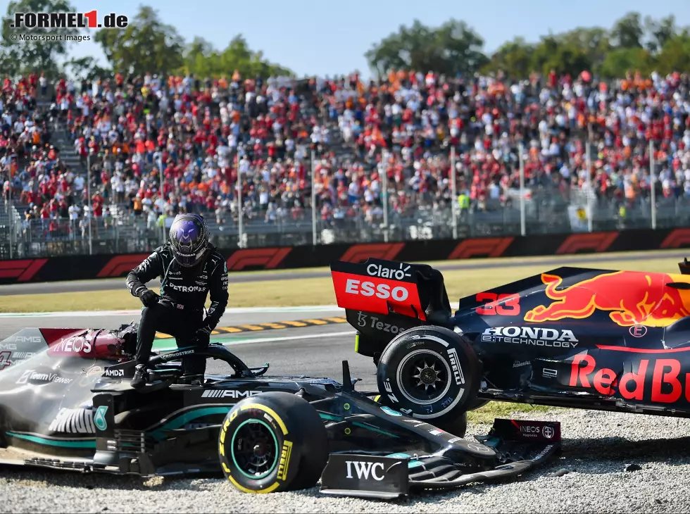 Lewis Hamilton (Mercedes) steigt nach der Kollision mit Max Verstappen (Red Bull) beim Grand Prix von Italien in Monza 2021 aus dem Cockpit Foto zur News: Lewis Hamilton (Mercedes) steigt nach der Kollision mit Max Verstappen (Red Bull) beim Grand Prix von Italien in Monza 2021 aus dem Cockpit