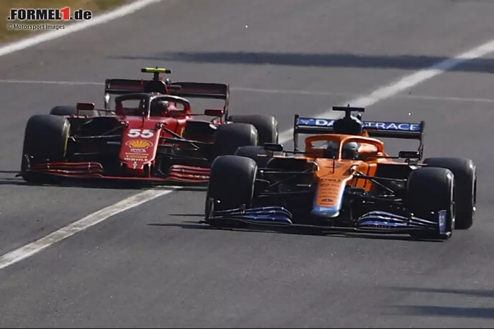 Carlos Sainz (Ferrari) und Daniel Ricciardo (McLaren) fahren beim Grand Prix von Italien in Monza 2021 Rad an Rad auf die erste Schikane zu Foto zur News: Carlos Sainz (Ferrari) und Daniel Ricciardo (McLaren) fahren beim Grand Prix von Italien in Monza 2021 Rad an Rad auf die erste Schikane zu