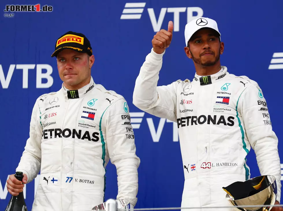 Valtteri Bottas & Lewis Hamilton (Mercedes) auf dem Podest beim Formel-1-Rennen in Russland 2018 in Sotschi Foto zur News: Valtteri Bottas & Lewis Hamilton (Mercedes) auf dem Podest beim Formel-1-Rennen in Russland 2018 in Sotschi