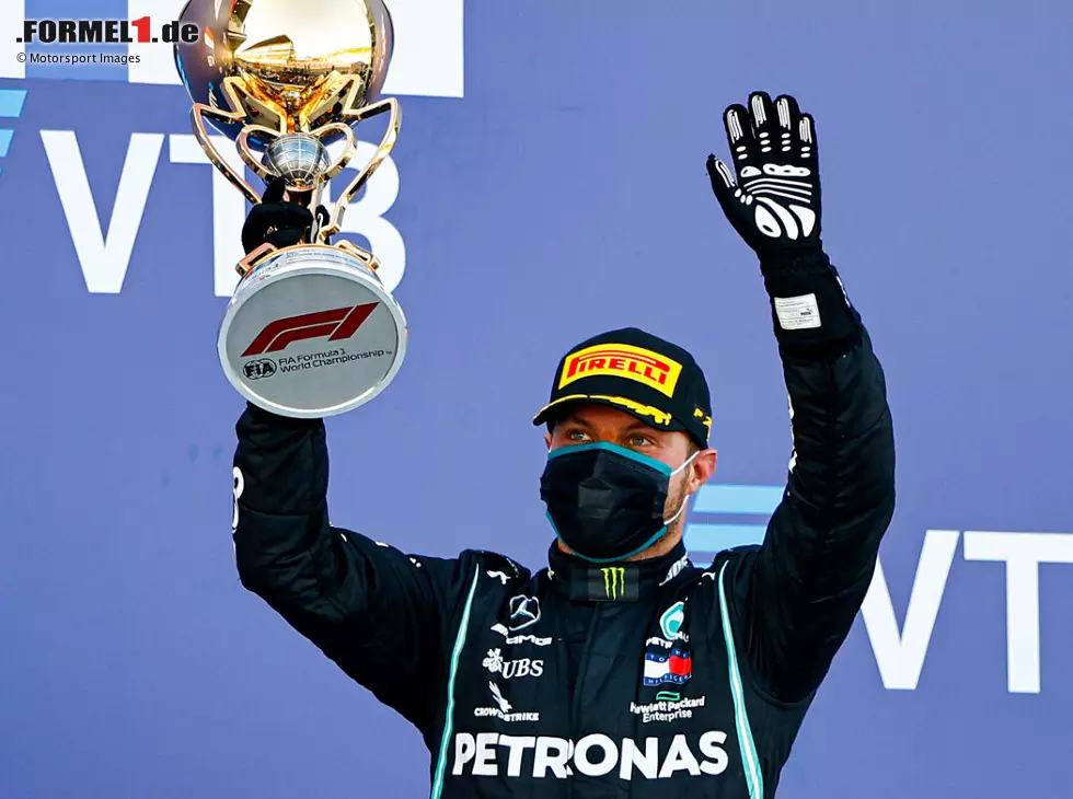 Foto zur News: Valtteri Bottas (Mercedes) feiert den Sieg beim Formel-1-Rennen von Russland in Sotschi 2020