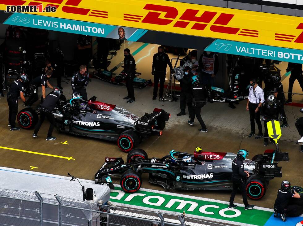 Foto zur News: Lewis Hamilton und Valtteri Bottas vor der Mercedes-Box, nach dem Unfall von Hamilton im Formel-1-Qualifying zum Grand Prix von Russland in Sotschi