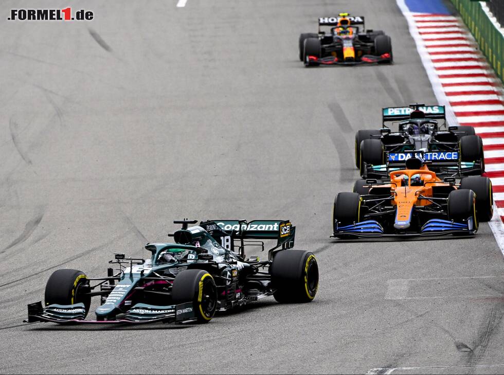 Foto zur News: Szene aus dem Russland-Grand-Prix 2021: Lance Stroll vor Daniel Ricciardo und Lewis Hamilton
