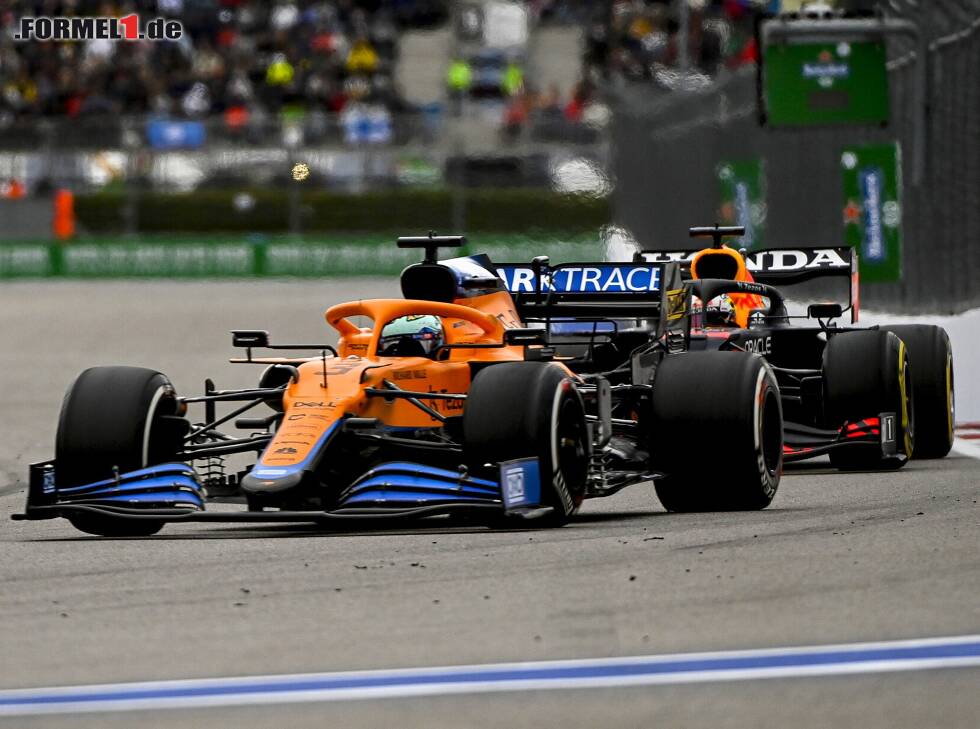Foto zur News: Daniel Ricciardo (McLaren) vor Max Verstappen (Red Bull) beim Russland-Grand-Prix 2021