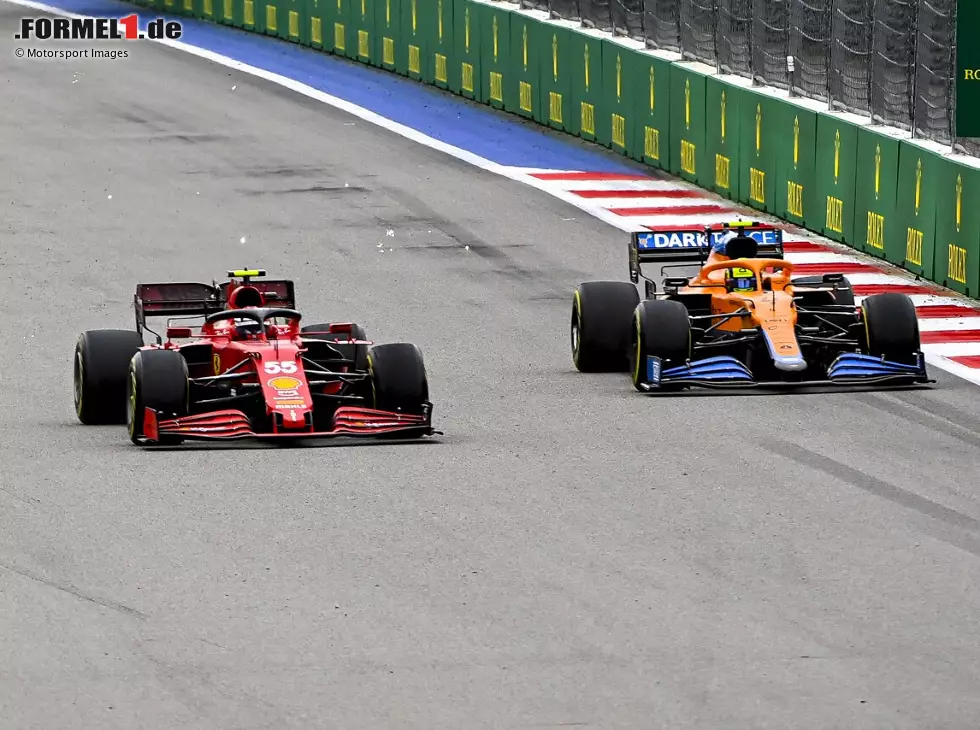 Carlos Sainz im Ferrari SF21 und Lando Norris im McLaren MCL35M beim Kampf um P1 im Grand Prix von Russland 2021 in Sotschi Foto zur News: Carlos Sainz im Ferrari SF21 und Lando Norris im McLaren MCL35M beim Kampf um P1 im Grand Prix von Russland 2021 in Sotschi
