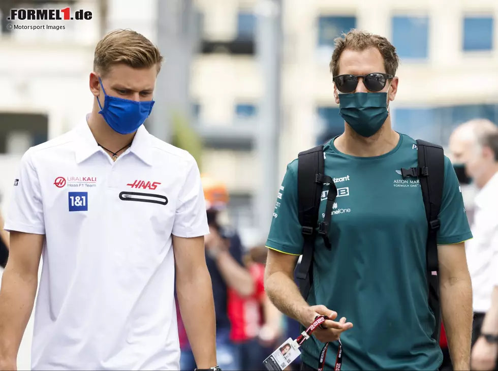 Mick Schumacher, Sebastian Vettel Foto zur News: Mick Schumacher, Sebastian Vettel
