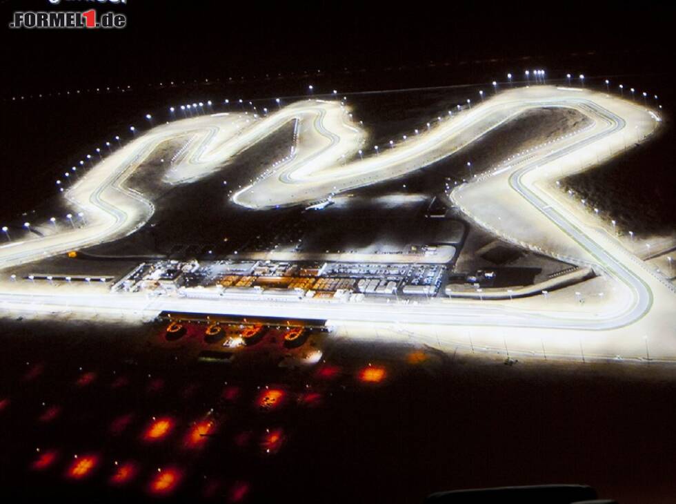 Foto zur News: Losail Circuit in Katar unter Flutlicht
