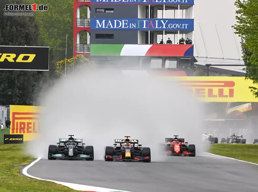 Foto zur News: Max Verstappen beim Start zum Formel-1-Rennen in Imola