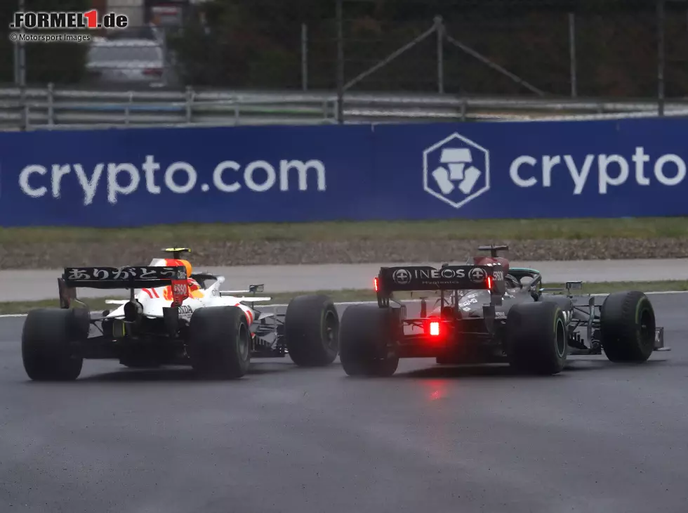 Foto zur News: Lewis Hamilton (Mercedes W12) und Sergio Perez (Red Bull RB16B) kämpfen im Formel-1-Rennen von Istanbul 2021