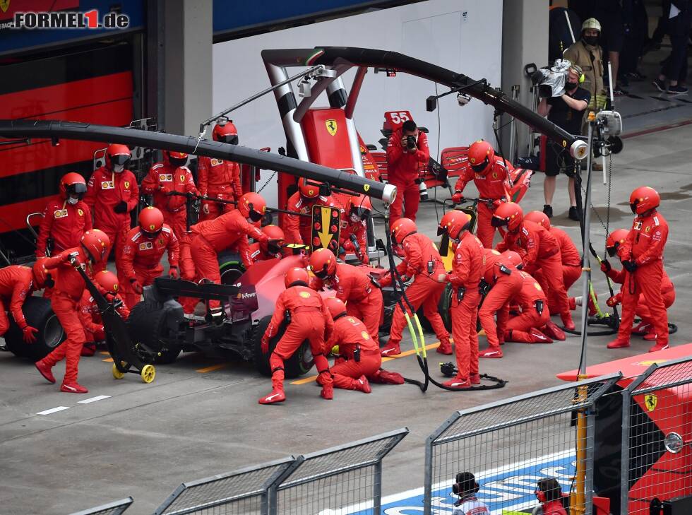 Foto zur News: Carlos Sainz im Ferrari SF21 beim Boxenstopp im Formel-1-Rennen beim Grand Prix der Türkei 2021 in Istanbul