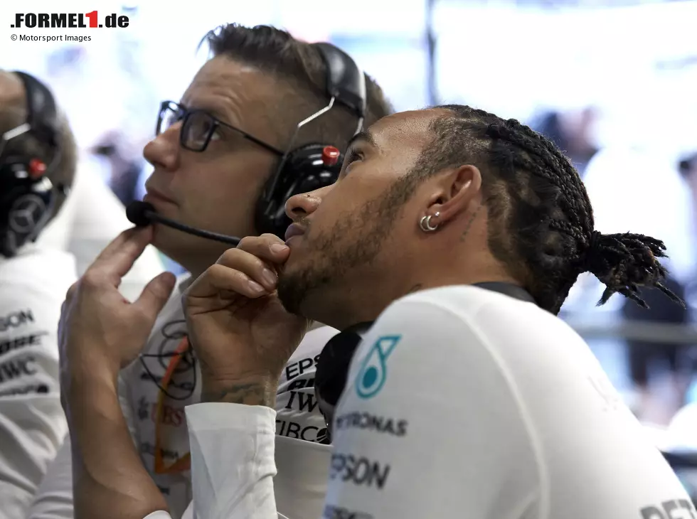 Lewis Hamilton (Mercedes) und Renningenieur Peter Bonnington Foto zur News: Lewis Hamilton (Mercedes) und Renningenieur Peter Bonnington