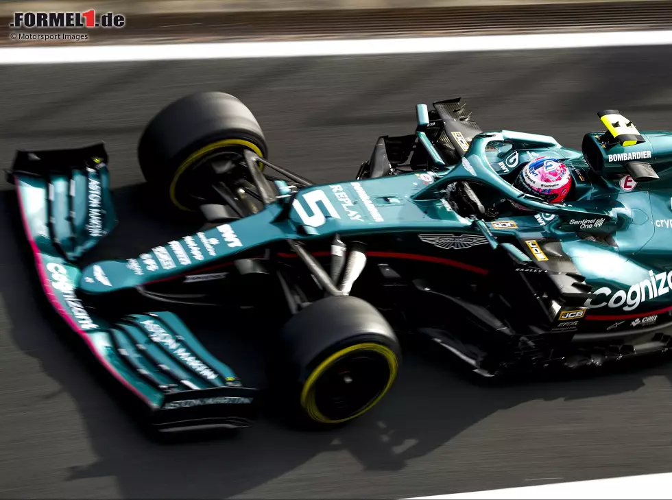 Sebastian Vettel im Aston Martin AMR21 in der Boxengasse in Istanbul Foto zur News: Sebastian Vettel im Aston Martin AMR21 in der Boxengasse in Istanbul