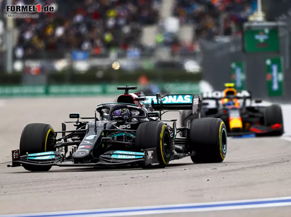 Lewis Hamilton (Mercedes W12) vor Sergio Perez (Red Bull RB16B) beim Formel-1-Rennen von Russland in Sotschi 2021 Foto zur News: Lewis Hamilton (Mercedes W12) vor Sergio Perez (Red Bull RB16B) beim Formel-1-Rennen von Russland in Sotschi 2021