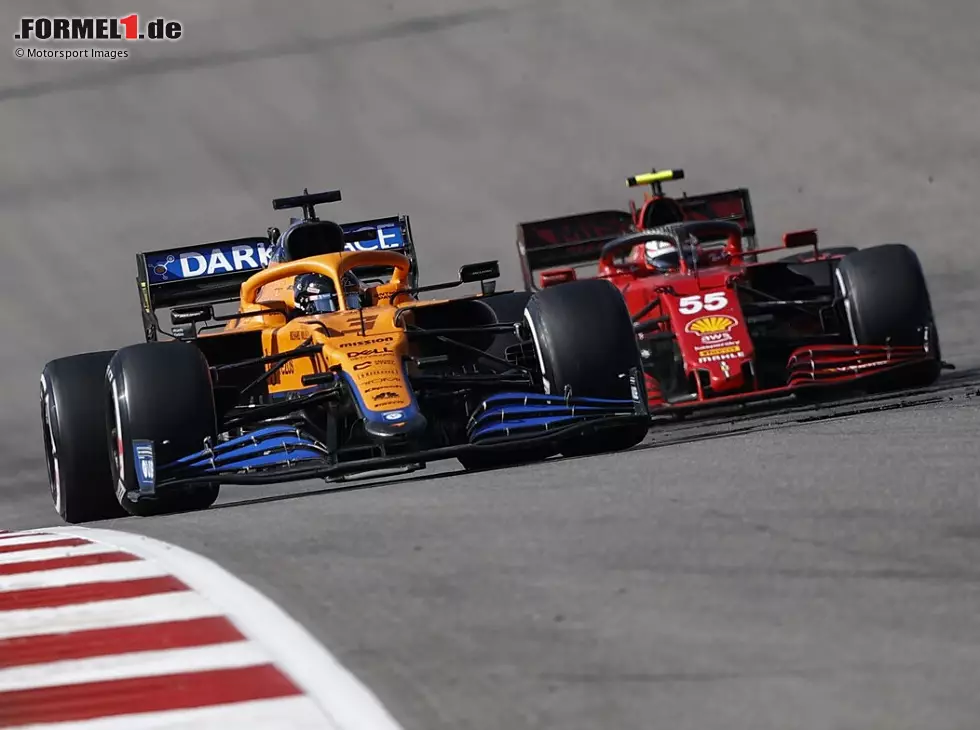 Daniel Ricciardo im McLaren MCL35M vor Carlos Sainz im Ferrari SF21 Foto zur News: Daniel Ricciardo im McLaren MCL35M vor Carlos Sainz im Ferrari SF21