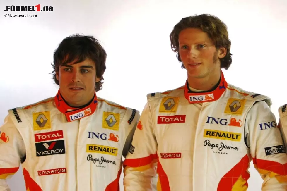 Foto zur News: Fernando Alonso und Romain Grosjean (Renault) beim Teamshooting 2009