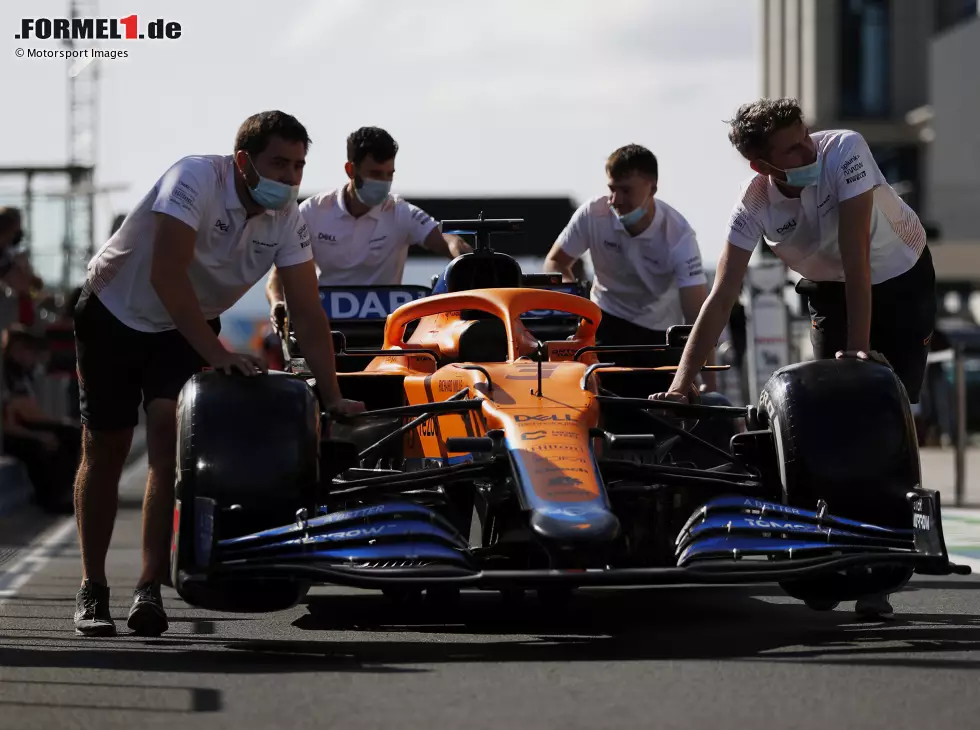 Foto zur News: Mechaniker mit dem Auto von Daniel Ricciardo in Istanbul 2021