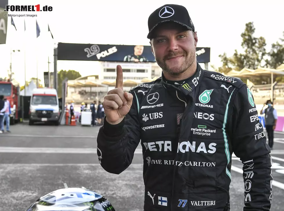 Foto zur News: Valtteri Bottas (Mercedes) feiert seine Poleposition beim Formel-1-Rennen in Mexiko 2021