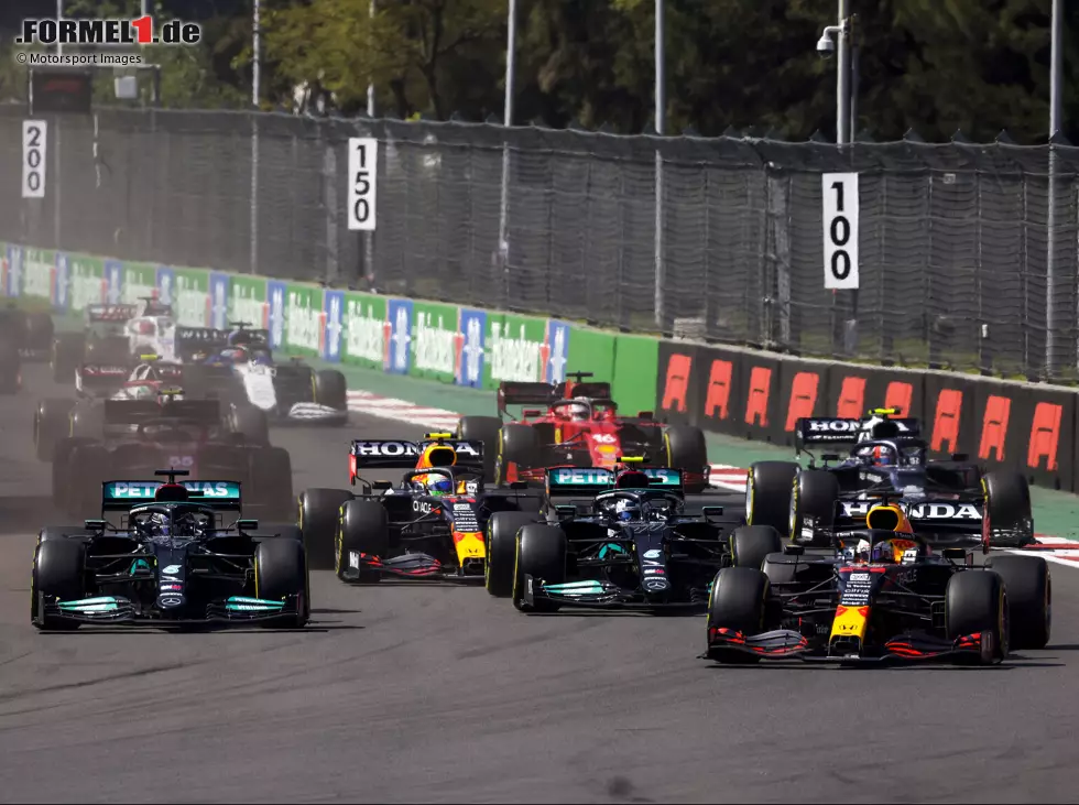 Start zum Grand Prix von Mexiko 2021: Max Verstappen bremst außen am spätesten und geht an beiden Mercedes-Fahrern vorbei Foto zur News: Start zum Grand Prix von Mexiko 2021: Max Verstappen bremst außen am spätesten und geht an beiden Mercedes-Fahrern vorbei
