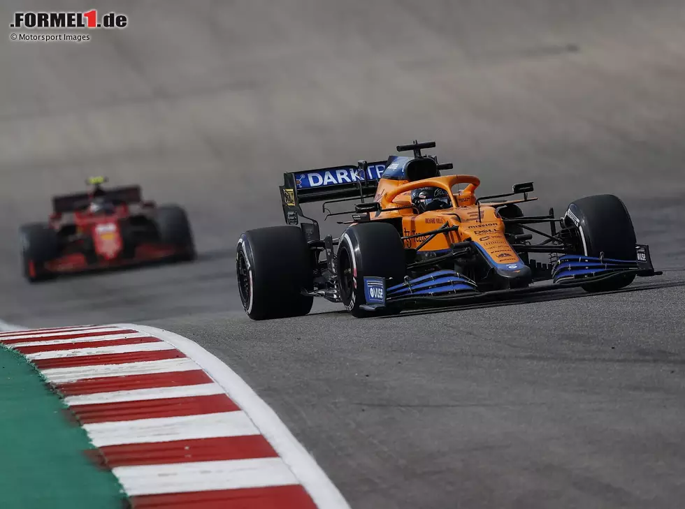 Foto zur News: Daniel Ricciardo im McLaren MCL35M vor Carlos Sainz im Ferrari SF21