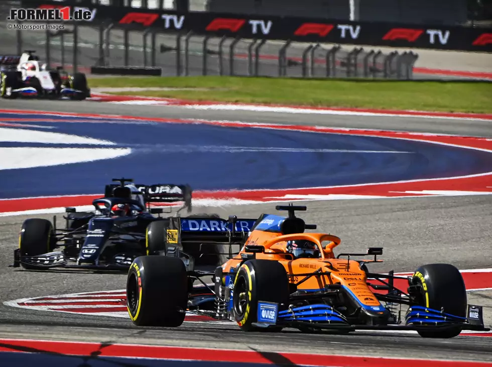 Foto zur News: Daniel Ricciardo (McLaren MCL35M) vor Yuki Tsunoda (AlphaTauri AT02) beim Formel-1-Rennen in Austin 2021