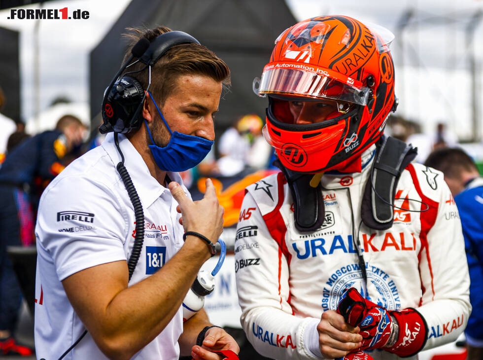 Foto zur News: Nikita Masepin (Haas) mit einem Ingenieur vor dem Formel-1-Sprint in Brasilien