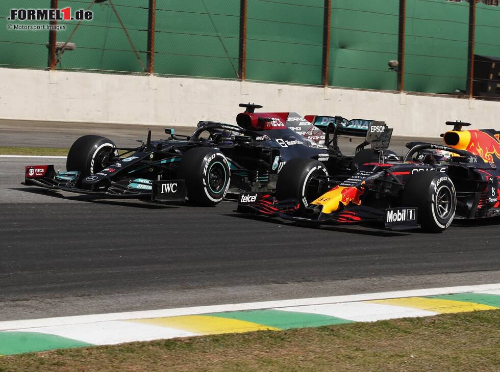 Foto zur News: Lewis Hamilton im Mercedes W12 und Max Verstappen im Red Bull RB16B im Formel-1-Rennen 2021 in Brasilien