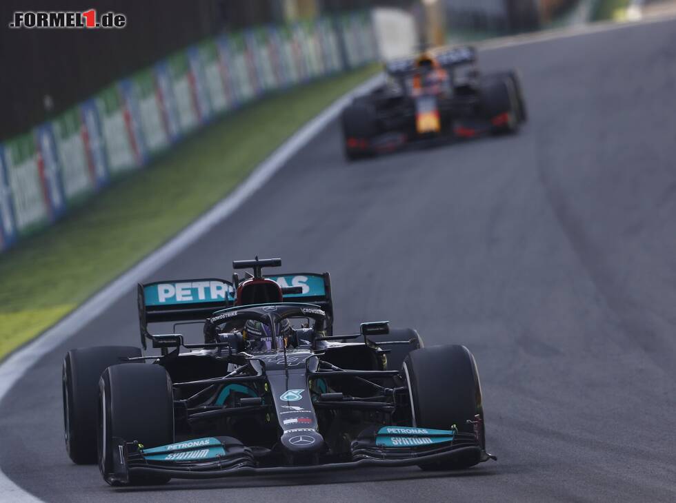 Foto zur News: Lewis Hamilton im Mercedes W12 vor Max Verstappen im Red Bull RB16B im Formel-1-Rennen 2021 in Brasilien