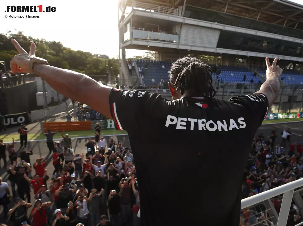 Lewis Hamilton feiert seinen Sieg in Brasilien mit den Fans Foto zur News: Lewis Hamilton feiert seinen Sieg in Brasilien mit den Fans