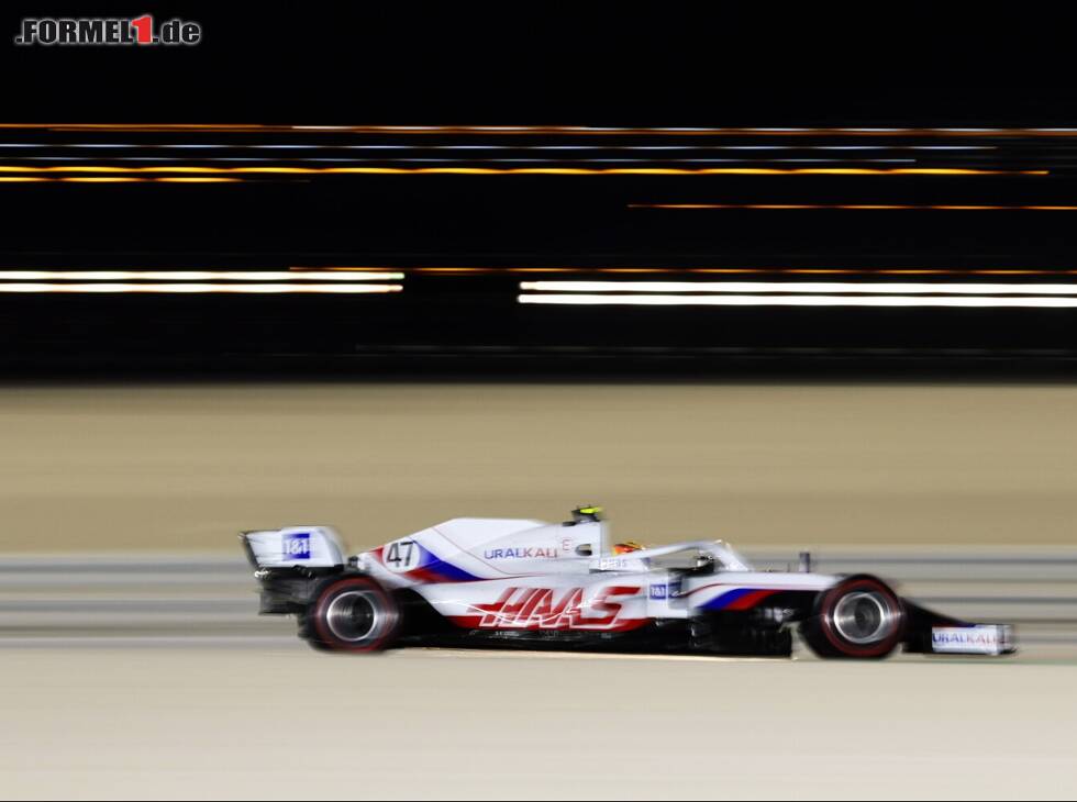Foto zur News: Mick Schumacher im Haas VF-21 unter Flutlicht in Katar
