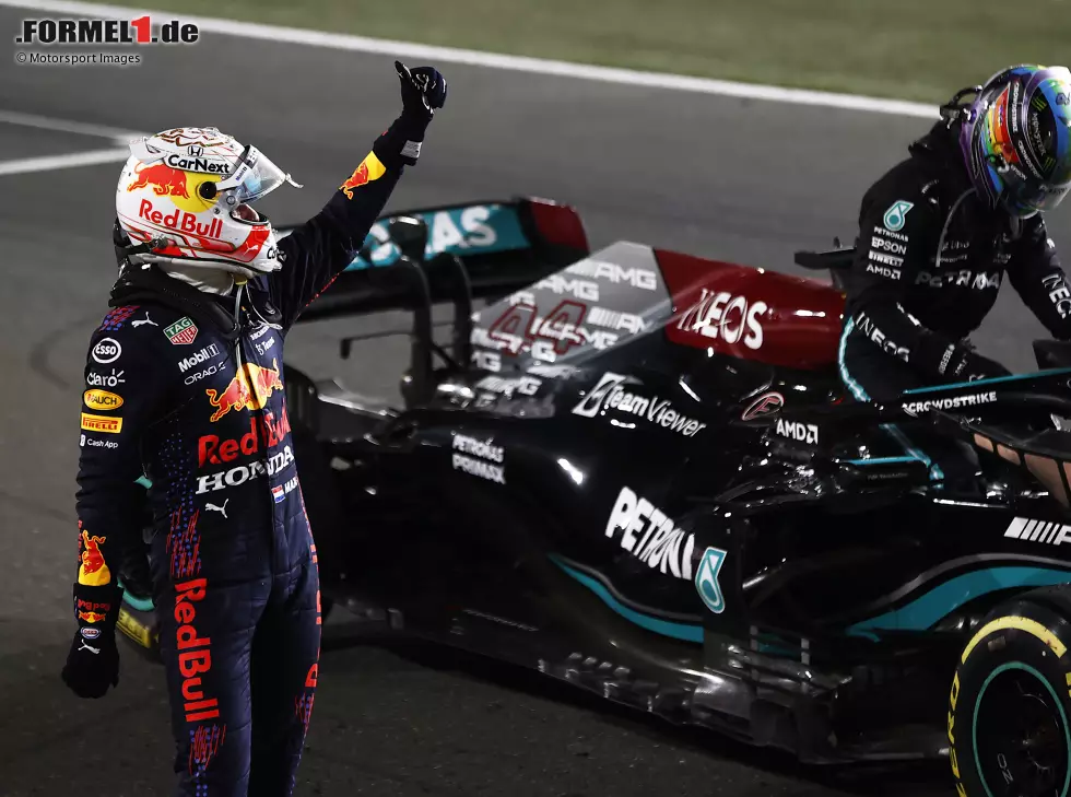 Foto zur News: Max Verstappen und Lewis Hamilton nach dem Formel-1-Rennen in Katar 2021