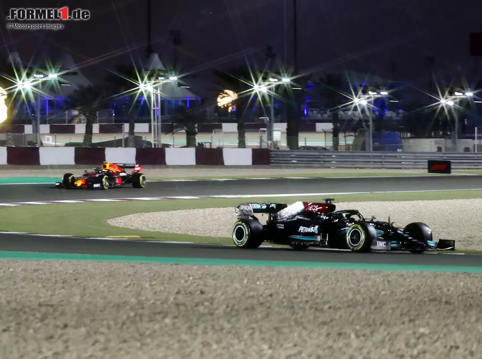 Lewis Hamilton (Mercedes W12) vor Sergio Perez (Red Bull RB16B) beim Formel-1-Event in Katar 2021 Foto zur News: Lewis Hamilton (Mercedes W12) vor Sergio Perez (Red Bull RB16B) beim Formel-1-Event in Katar 2021