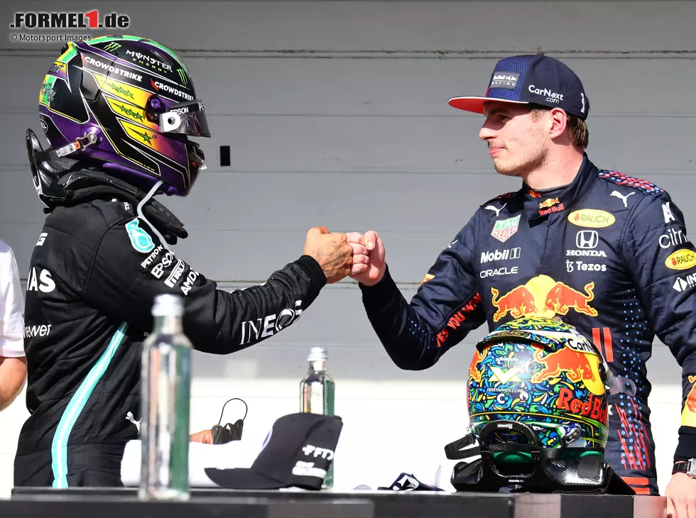 Foto zur News: Lewis Hamilton (Mercedes) und Max Verstappen nach dem Formel-1-Rennen in Sao PAulo 2021