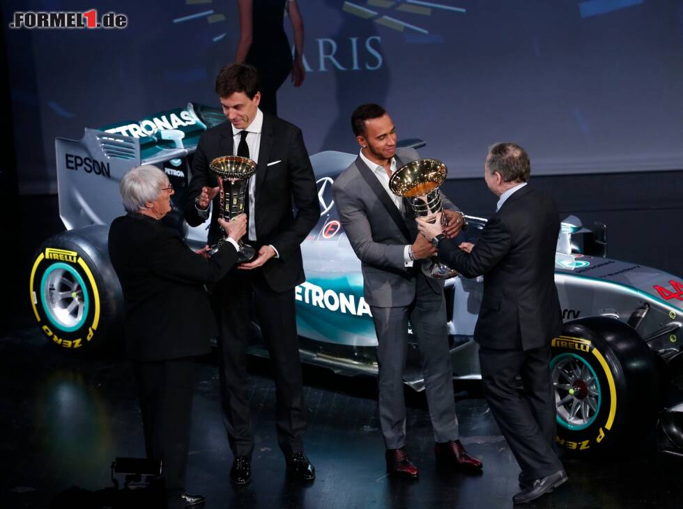 Foto zur News: Die Übergabe der WM-Pokale an Toto Wolff von Mercedes und Lewis Hamilton bei der FIA-Gala 2015