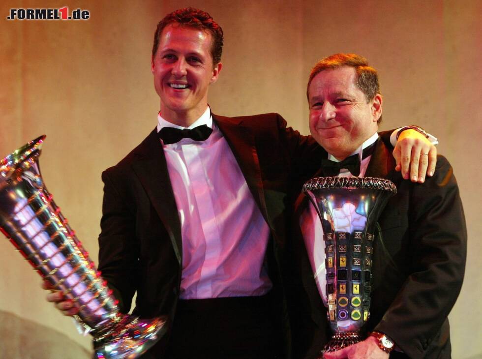 Foto zur News: Michael Schumacher und Jean Todt mit den Weltmeister-Pokalen der Formel 1