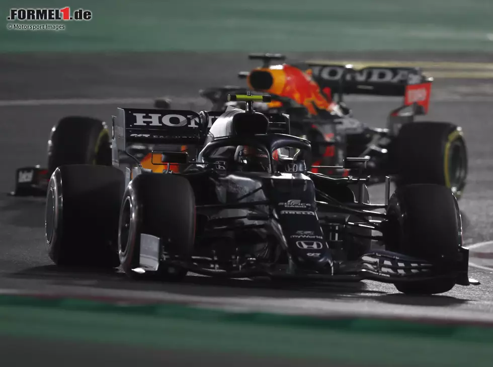 Foto zur News: Pierre Gasly (AlphaTauri AT02) vor Max Verstappen (Red Bull RB16B) beim Formel-1-Rennen in Katar 2021