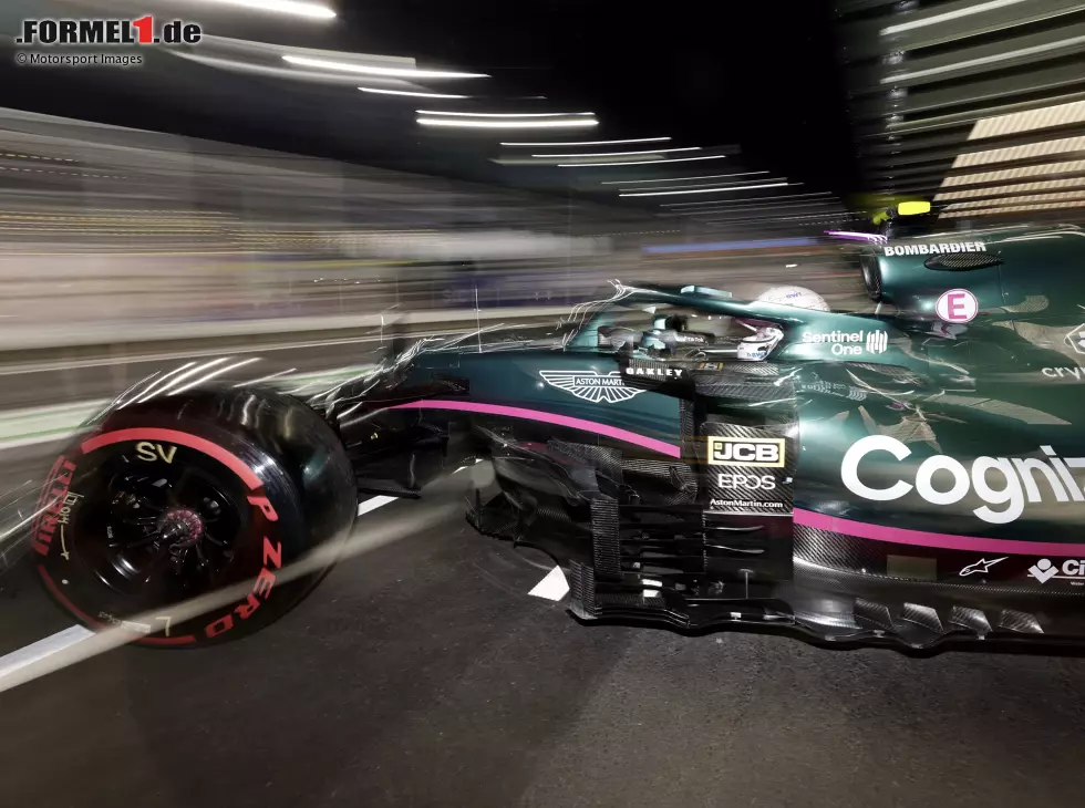 Sebastian Vettel im Aston Martin AMR21 in Dschidda 2021 Foto zur News: Sebastian Vettel im Aston Martin AMR21 in Dschidda 2021