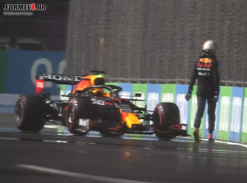Foto zur News: Max Verstappen (Red Bull RB16B) verunfallt im Qualifying zum Formel-1-Rennen in Saudi-Arabien 2021