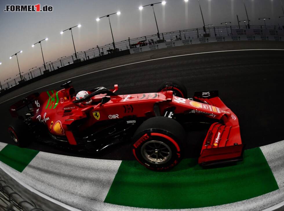 Foto zur News: Charles Leclerc im Ferrari SF21 auf dem Formel-1-Stadtkurs in Dschidda unter Flutlicht
