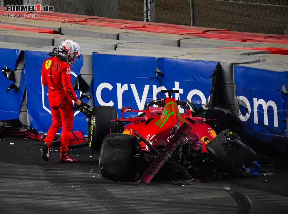 Charles Leclerc und sein zerstörter Ferrari SF21 im Training zum Formel-1-Rennen in Dschidda 2021 Foto zur News: Charles Leclerc und sein zerstörter Ferrari SF21 im Training zum Formel-1-Rennen in Dschidda 2021
