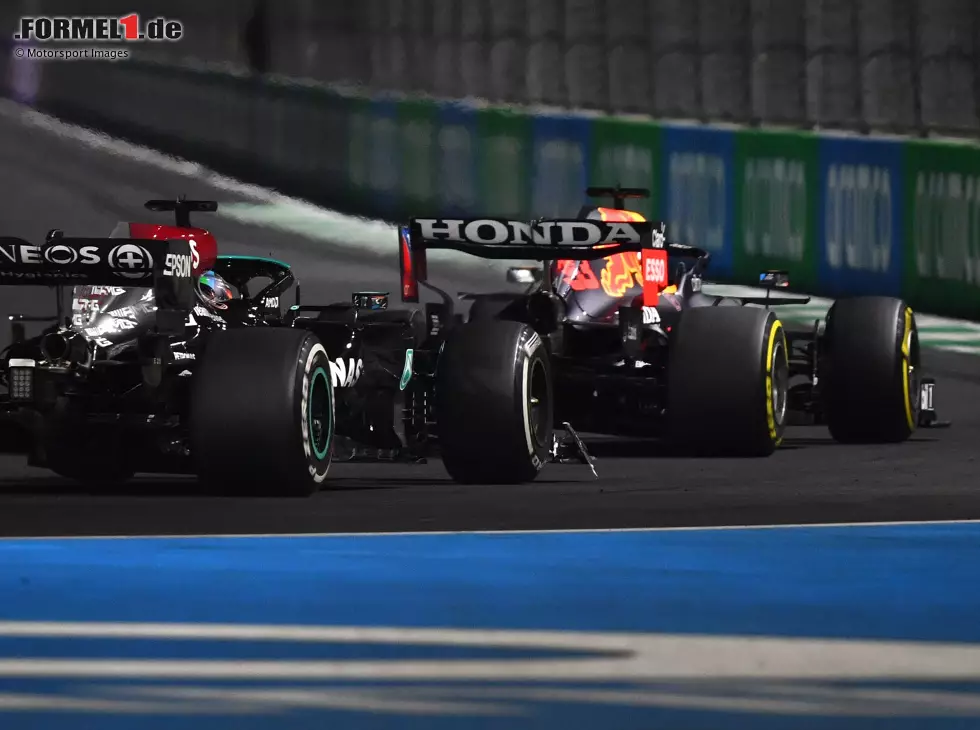 Max Verstappen im Red Bull RB16B vor Lewis Hamilton im Mercedes W12 beim F1-Rennen 2021 in Saudi-Arabien Foto zur News: Max Verstappen im Red Bull RB16B vor Lewis Hamilton im Mercedes W12 beim F1-Rennen 2021 in Saudi-Arabien
