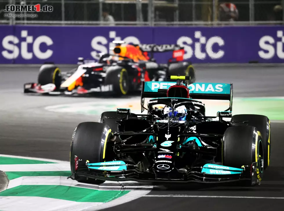 Foto zur News: Valtteri Bottas, Max Verstappen