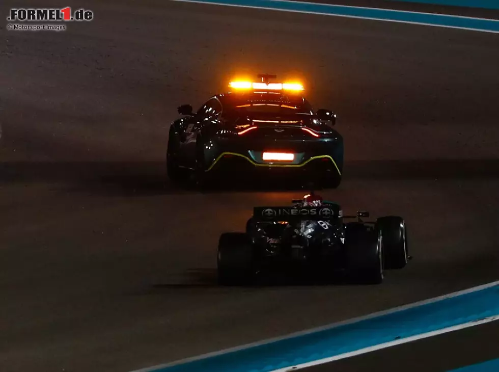 Lewis Hamilton hinter de Safety-Car: Wäre ein Rennabbruch besser gewesen? Foto zur News: Lewis Hamilton hinter de Safety-Car: Wäre ein Rennabbruch besser gewesen?