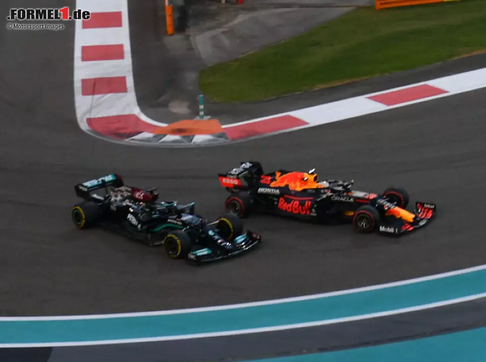 Foto zur News: Max Verstappen (Red Bull RB16B) kämpft mit Lewis Hamilton (Mercedes W12) beim Formel-1-Rennen in Abu Dhabi 2021