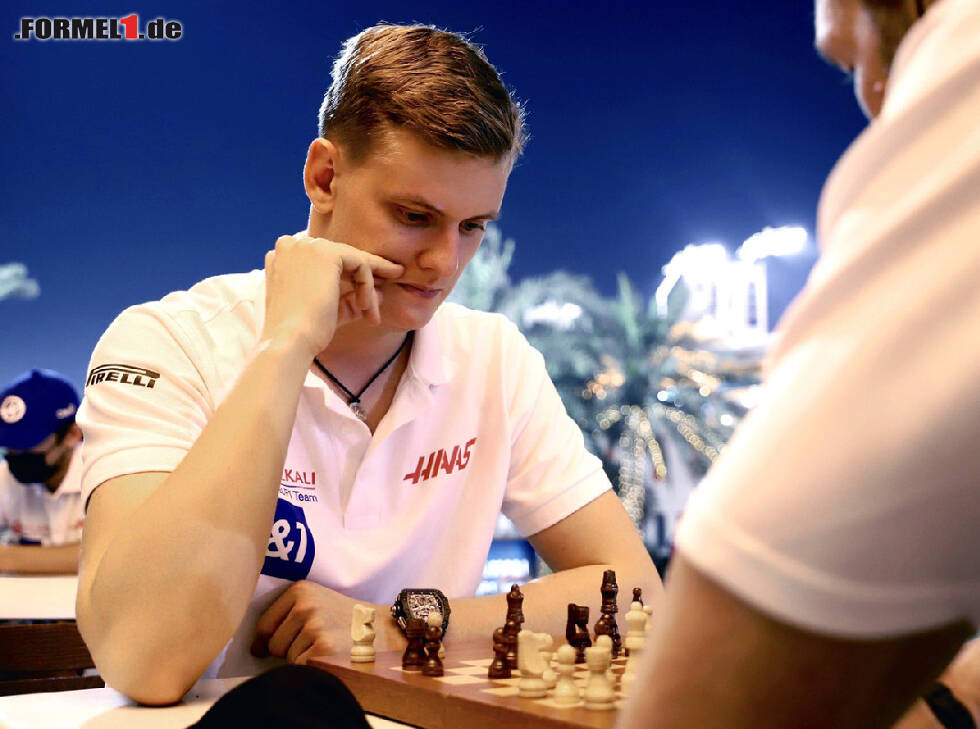 Foto zur News: Mick Schumacher spielt Schach